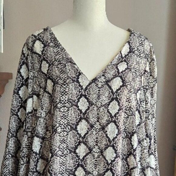 Vici Dresses & Skirts - Vici Snakeskin Shift Dress